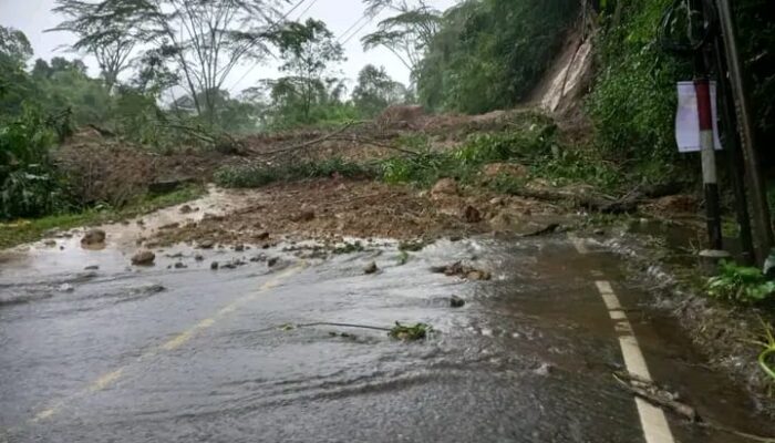 Jalan Raya Ciamis–Kawali–Cirebon Ditutup Total Akibat Longsor