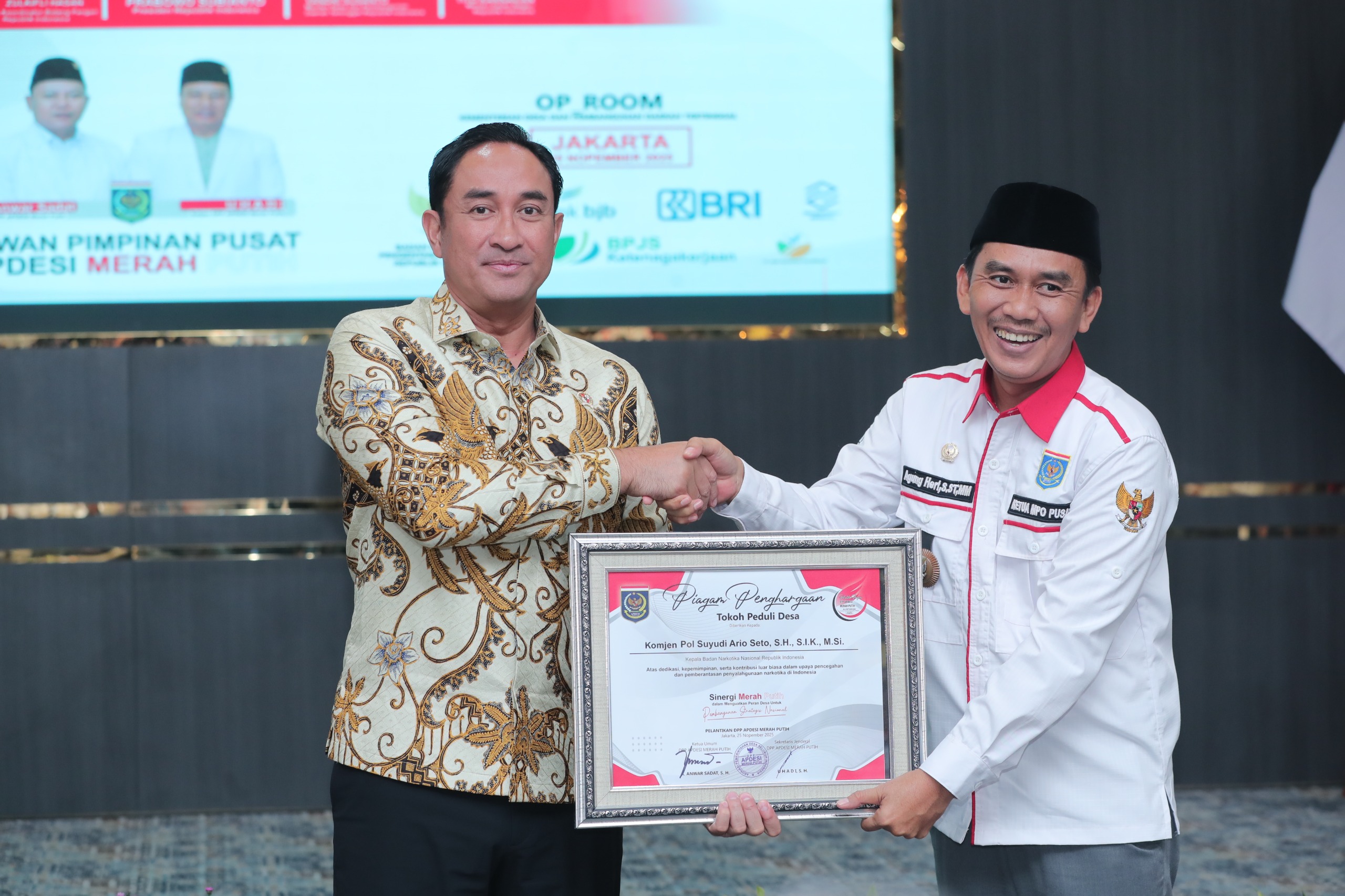 Kepala BNN RI Terima Penghargaan Tokoh Peduli Desa dari APDESI Merah Putih