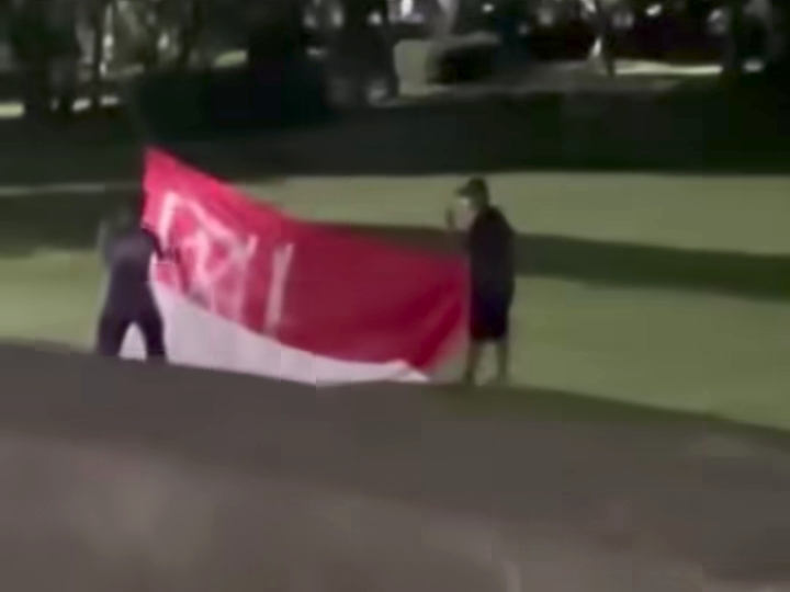 Dua pemuda di Jembrana terekam menurunkan dan mencoret bendera Merah Putih pada Selasa malam