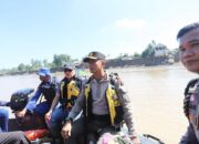 Kapolda Aceh Sebrangi Sungai Tingkeum Demi Temui Warga Tertahan Pascabanjir