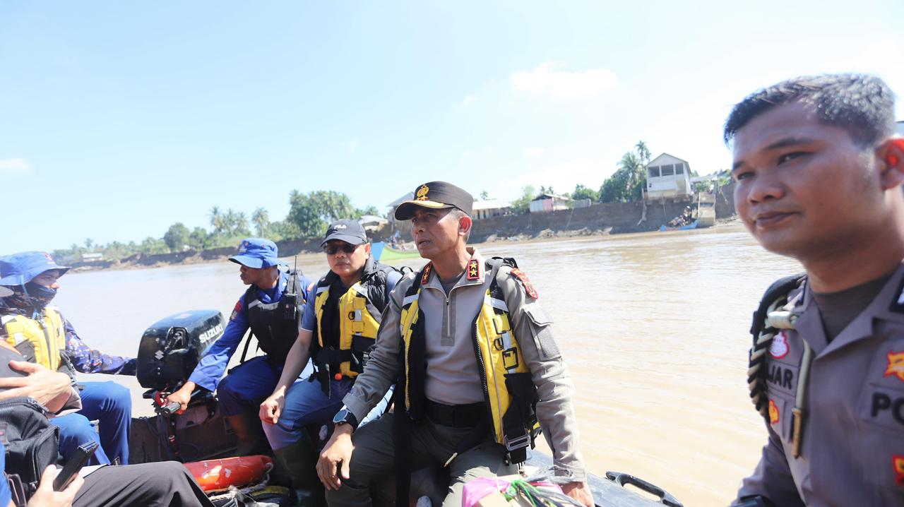Kapolda Aceh Sebrangi Sungai Tingkeum Demi Temui Warga Tertahan Pascabanjir
