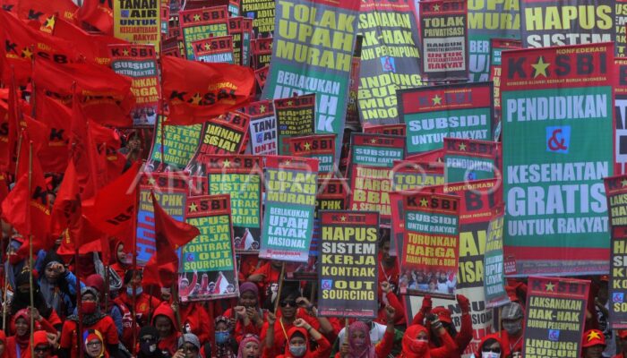 Kepung DPR, Ribuan Buruh KASBI Desak Prabowo-Gibran Sahkan UU Ketenagakerjaan Pro Buruh & Hentikan Badai PHK!