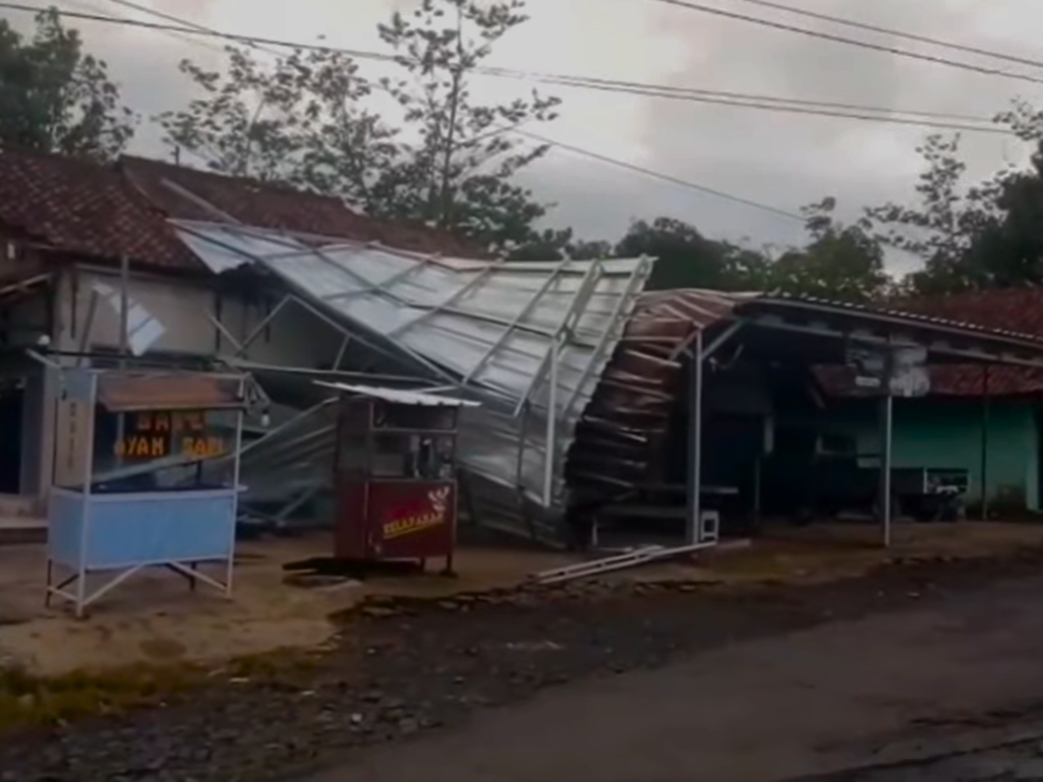 Banjir dan Puting Beliung Rusak 92 Rumah di Cilacap, Kaisar KKSP Salurkan Bantuan