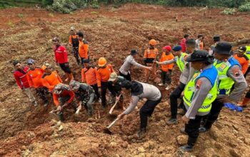 Polda Jateng Kerahkan 155 Personel dan 4 Anjing Pelacak Cari Korban Longsor Cilacap