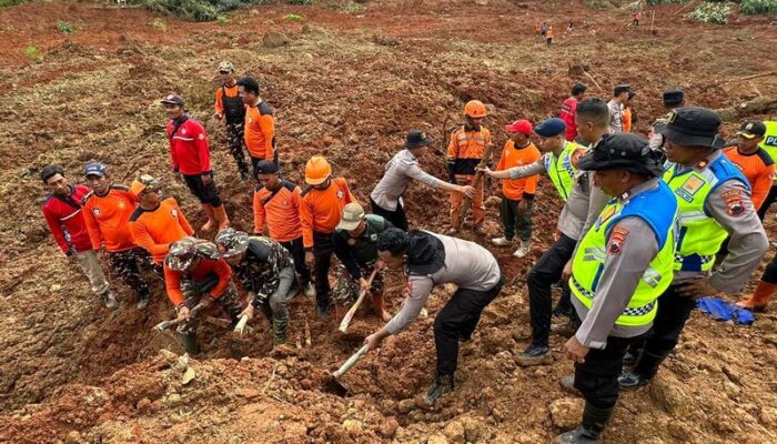Polda Jateng Kerahkan 155 Personel dan 4 Anjing Pelacak Cari Korban Longsor Cilacap