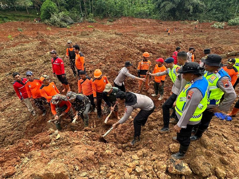 Polda Jateng Kerahkan 155 Personel dan 4 Anjing Pelacak Cari Korban Longsor Cilacap