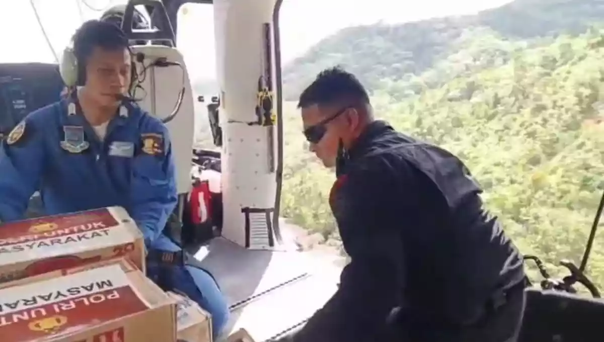 Akses Darat Terputus, Polri Lakukan Airdrop Bantuan ke Wilayah Terisolasi di Tapanuli