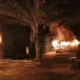 Diduga Sarang Narkoba, Puluhan Emak-emak Bakar 2 Rumah