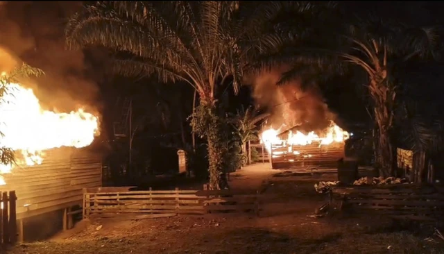Diduga Sarang Narkoba, Puluhan Emak-emak Bakar 2 Rumah
