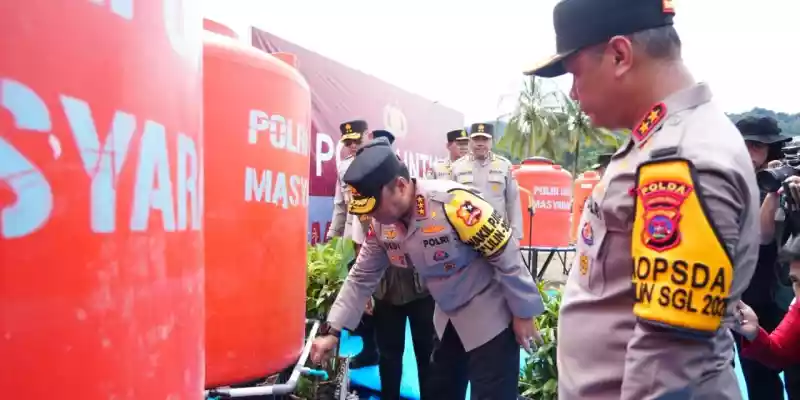 Momen Wakapolri Resmikan Sumur Bor di Huntara Asam Pulau
