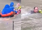 Aksi Heroik Kapolsek Rakit Batang Pisang untuk Selamatkan Warga Dari Banjir