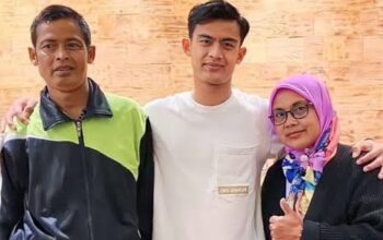 Pratama Arhan bersama ayah dan ibunya
