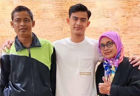 Pratama Arhan bersama ayah dan ibunya