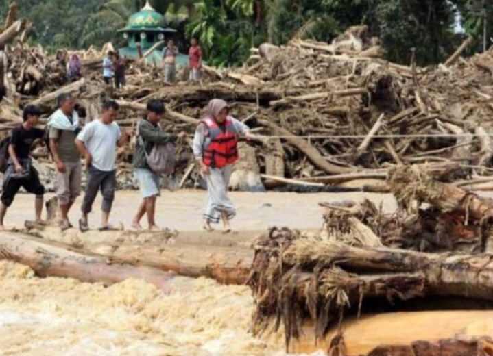 Kapolri Terjunkan Tim Gabungan Usut Tumpukan Kayu Pascabanjir di Sumatera