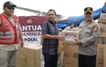 Polri Kirim Perahu Karet hingga Solar Panel untuk Bantu Korban Bencana di Sumatera