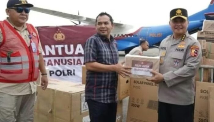 Polri Kirim Perahu Karet hingga Solar Panel untuk Bantu Korban Bencana di Sumatera