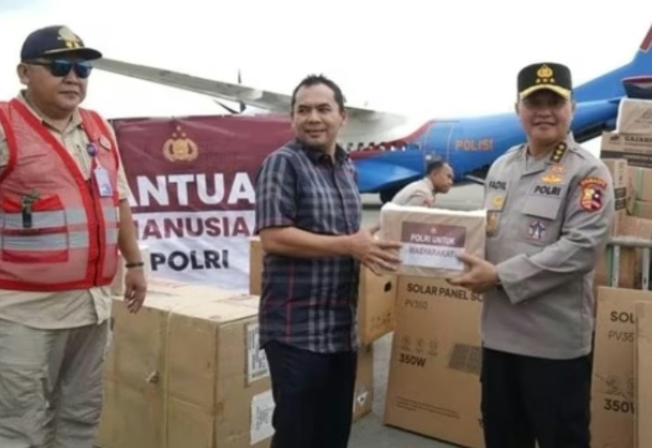 Polri Kirim Perahu Karet hingga Solar Panel untuk Bantu Korban Bencana di Sumatera
