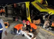 Bus dari Jakarta ke Yogyakarta Terguling di Tol Krapyak Semarang, 16 Orang Tewas