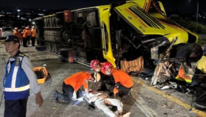 Bus dari Jakarta ke Yogyakarta Terguling di Tol Krapyak Semarang, 16 Orang Tewas