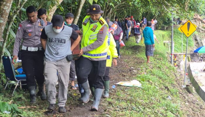 Jalan Terputus, Polisi Menembus Rintangan: Polres Padang Panjang Evakuasi Jenazah Lewat Jalur Ekstrem