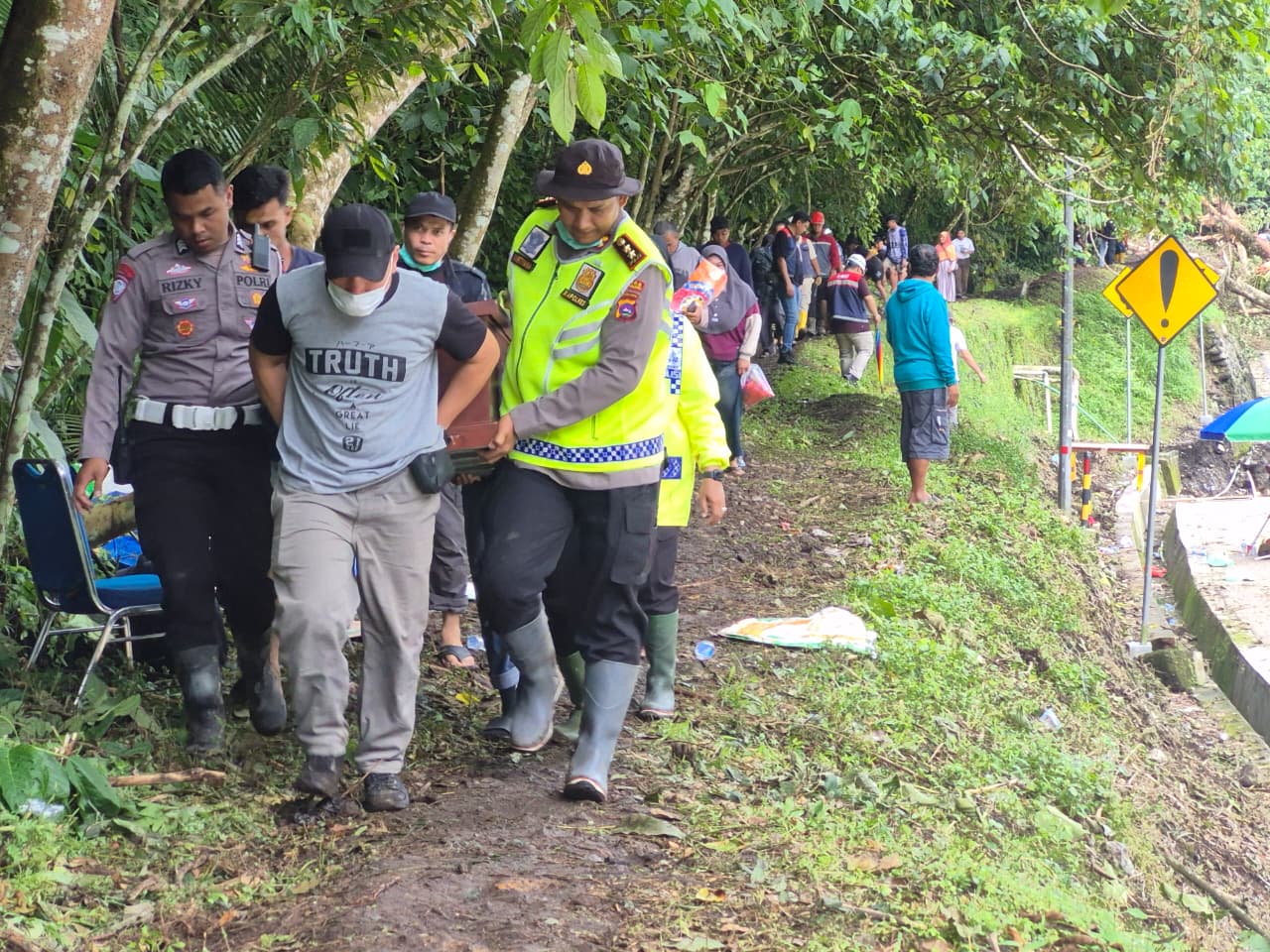 Jalan Terputus, Polisi Menembus Rintangan: Polres Padang Panjang Evakuasi Jenazah Lewat Jalur Ekstrem