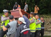 Jalan Terputus, Polisi Jadi Penembus Rintangan: Polres Padang Panjang Evakuasi Jenazah Lewat Jalur Ekstrem