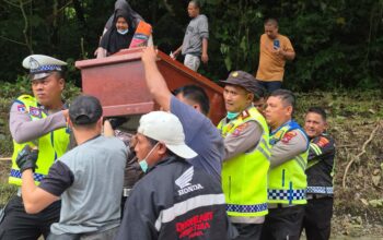 Jalan Terputus, Polisi Jadi Penembus Rintangan: Polres Padang Panjang Evakuasi Jenazah Lewat Jalur Ekstrem