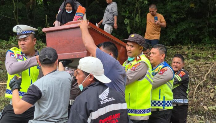 Jalan Terputus, Polisi Jadi Penembus Rintangan: Polres Padang Panjang Evakuasi Jenazah Lewat Jalur Ekstrem