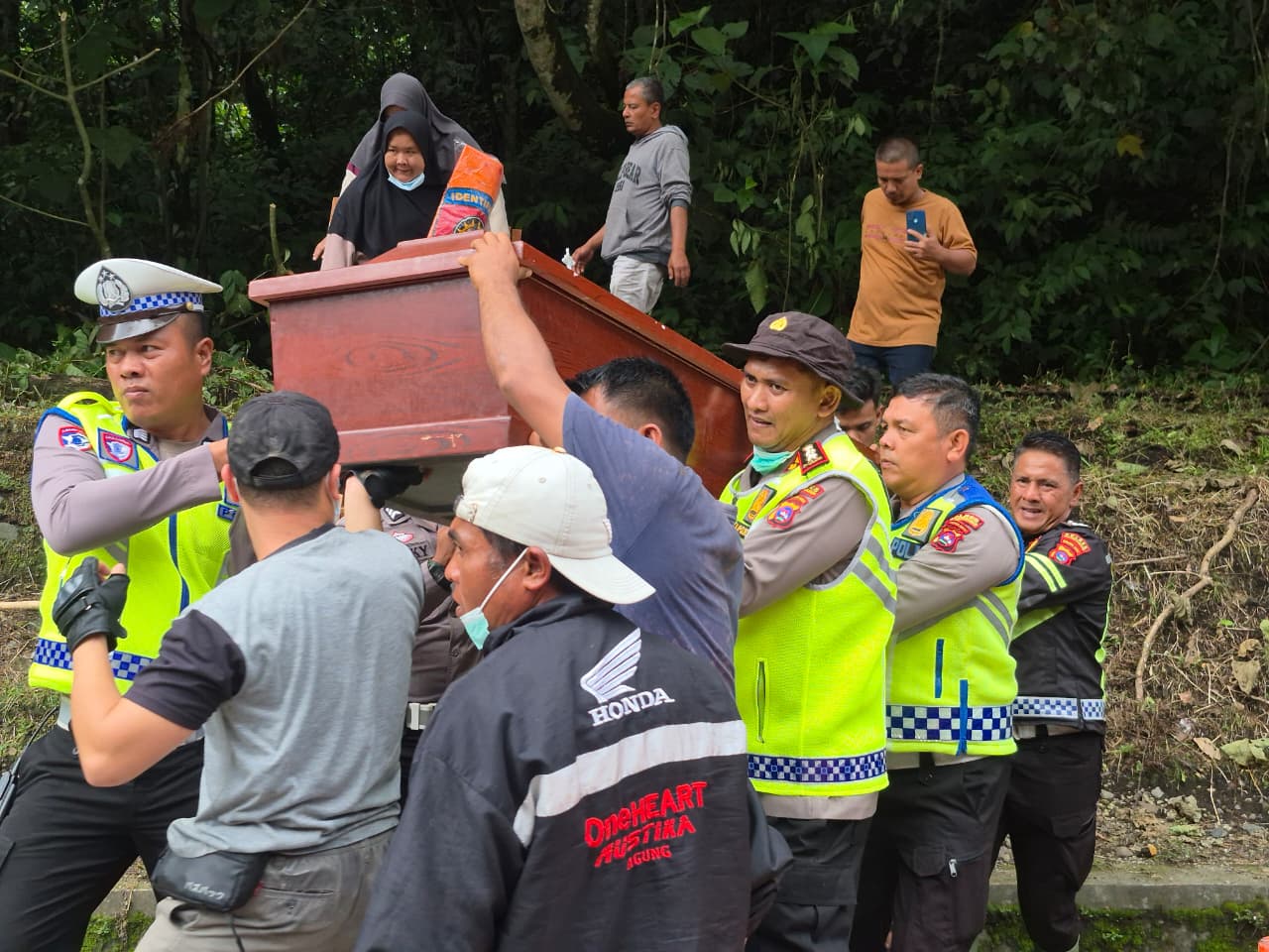 Jalan Terputus, Polisi Jadi Penembus Rintangan: Polres Padang Panjang Evakuasi Jenazah Lewat Jalur Ekstrem