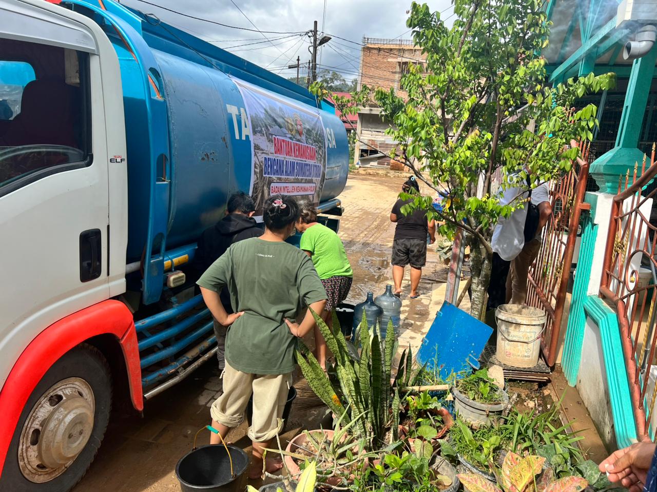 Aksi Kemanusiaan Baintelkam Polri salurkan air kepada warga terdampak banjir dan longsor di Kab Tapteng
