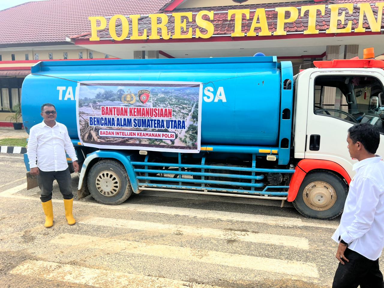 Aksi Kemanusiaan Baintelkam Polri salurkan air kepada warga terdampak banjir dan longsor di Kab Tapteng