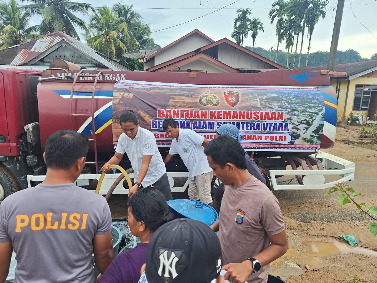 Warga Tapanuli Tengah Ucapkan Terima Kasih kepada Baintelkam Polri : Bantuan Air Bersih Terus Mengalir Pasca Bencana