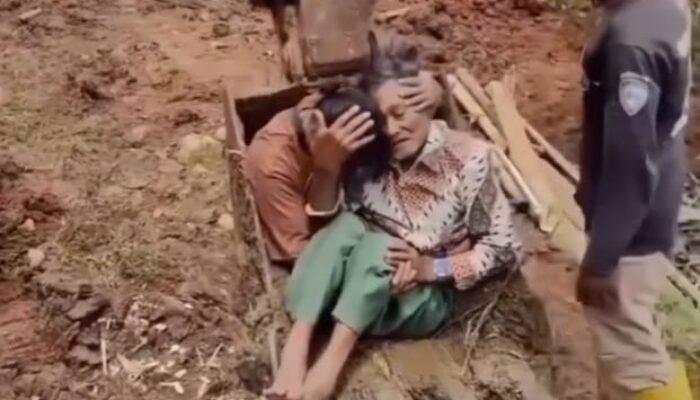 Evakuasi Anak dan Bapak yang Sakit Pakai Excavator, Akses Medis Darurat Jadi Sorotan