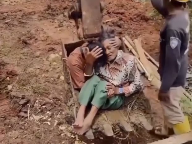Evakuasi Anak dan Bapak yang Sakit Pakai Excavator, Akses Medis Darurat Jadi Sorotan