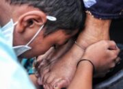 FOTO: Tradisi Membasuh Kaki Ibu, Potret Kasih di Hari Ibu