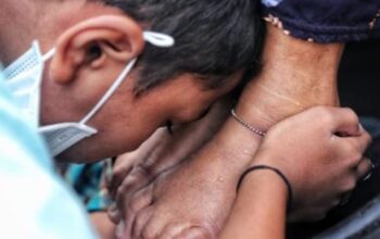 FOTO: Tradisi Membasuh Kaki Ibu, Potret Kasih di Hari Ibu