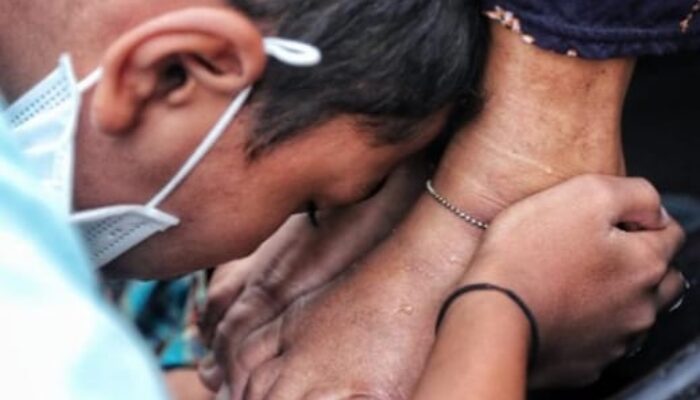 FOTO: Tradisi Membasuh Kaki Ibu, Potret Kasih di Hari Ibu