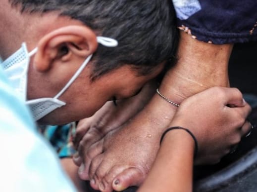 FOTO: Tradisi Membasuh Kaki Ibu, Potret Kasih di Hari Ibu