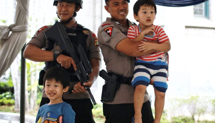 Polisi Jaga Keamanan Perayaan Natal 2025 di Gereja Katedral Jakarta