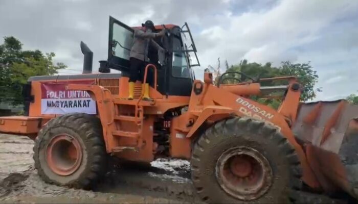 Kapolri Kirim Alat Berat untuk Percepat Pemulihan Jalan, Fasilitas Umum & Rumah Warga Pascabanjir di Kab. Pidie