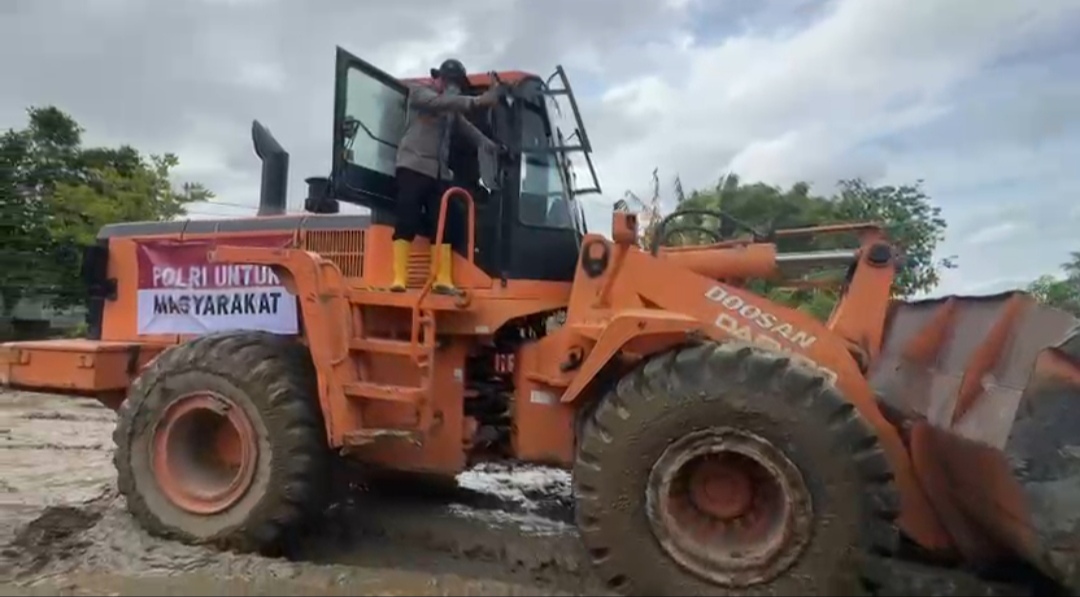 Kapolri Kirim Alat Berat untuk Percepat Pemulihan Jalan, Fasilitas Umum & Rumah Warga Pascabanjir di Kab. Pidie