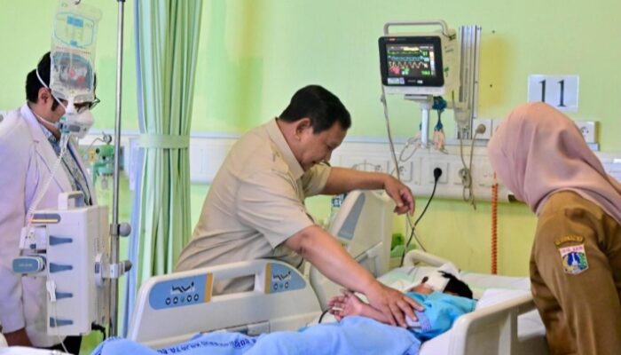 Presiden Prabowo Menjenguk Siswa SD Korban Kecelakaan Mobil MBG