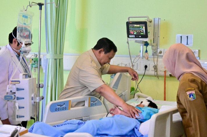 Presiden Prabowo Menjenguk Siswa SD Korban Kecelakaan Mobil MBG