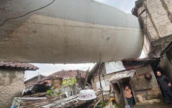 Puting Beliung Terjang Bogor, Rumah Warga Tertimpa Puing Pesawat