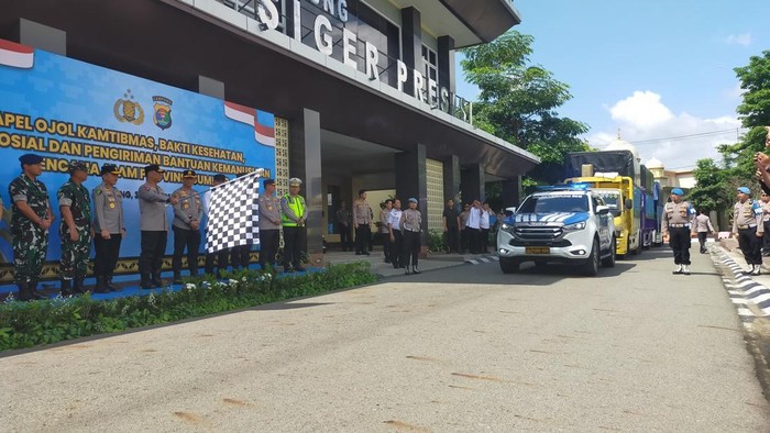 Wakapolri Lepas Distribusi Sembako untuk Sumatera Barat