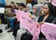 Puluhan Simpatisan Delpedro cs Bawa Slayer, Bersitegang dengan Petugas saat Sidang