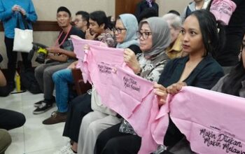 Puluhan Simpatisan Delpedro cs Bawa Slayer, Bersitegang dengan Petugas saat Sidang