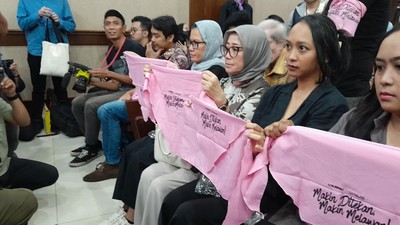 Puluhan Simpatisan Delpedro cs Bawa Slayer, Bersitegang dengan Petugas saat Sidang