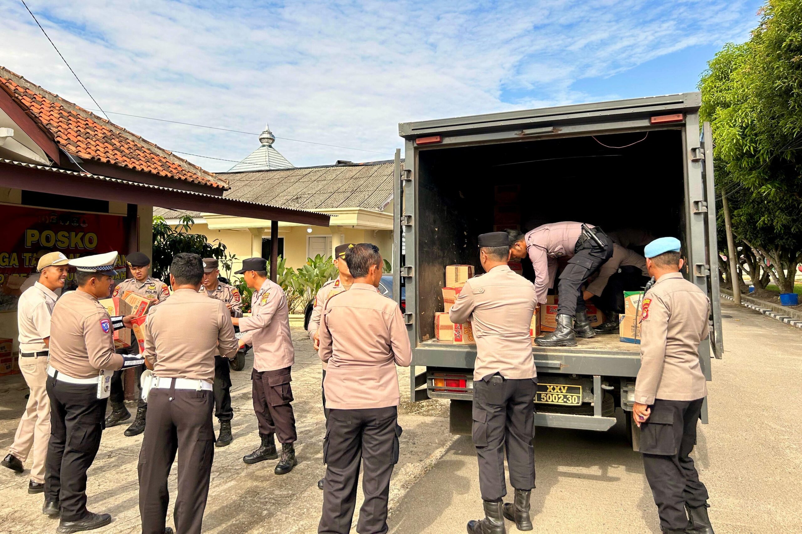 SLOG Polri Terbangkan 2.000 Selimut dan Obat-Obatan ke Aceh