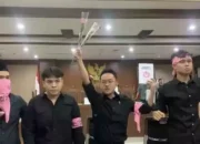 Beri Bunga ke Jaksa, Delpedro Cs Juga Nyanyikan ‘Indonesia Pusaka’ Sebelum Sidang